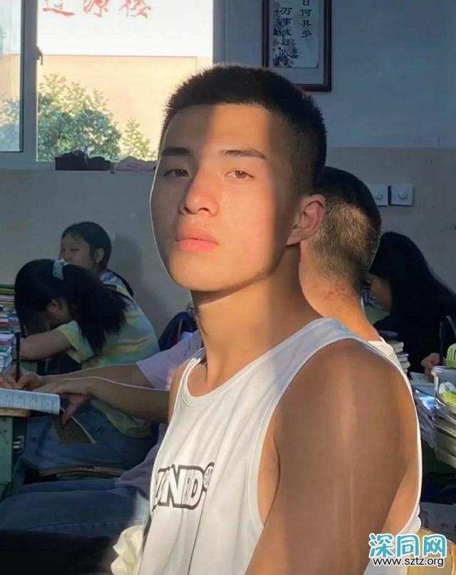 成都的男生有多帅?网友抓拍大长腿班草 成都的男生有多帅?网友抓拍大长腿班草