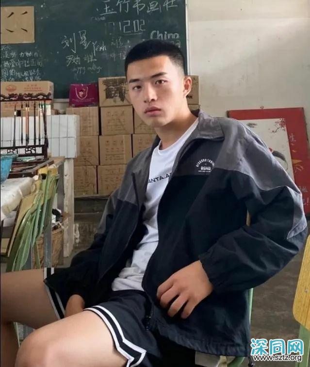 成都的男生有多帅?网友抓拍大长腿班草 成都的男生有多帅?网友抓拍大长腿班草