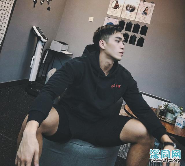 张天爱的肌肉私教又火了!靠一身腱子肉走红娱乐圈 张天爱的肌肉私教又火了!靠一身腱子肉走红娱乐圈