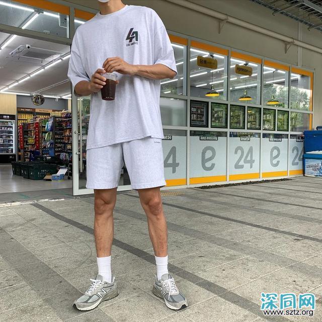 男生夏季帅气日常穿搭,T恤+短裤,简单又有型 男生夏季帅气日常穿搭,T恤+短裤,简单又有型