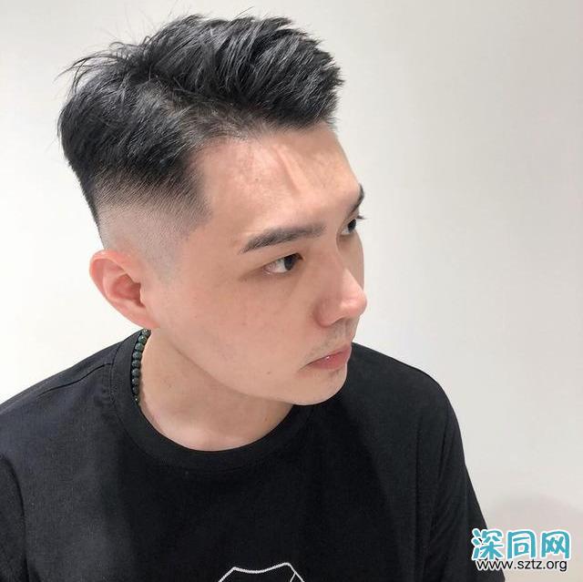 男生“两边剃光,中间留长”的发型,这4款很帅气,不要剪错了 男生“两边剃光,中间留长”的发型,这4款很帅气,不要剪错了