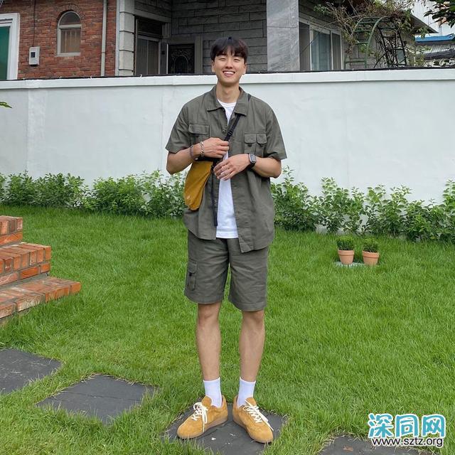 今夏男生流行“衬衫配短裤”,休闲舒适很清爽,谁穿谁帅气 今夏男生流行“衬衫配短裤”,休闲舒适很清爽,谁穿谁帅气