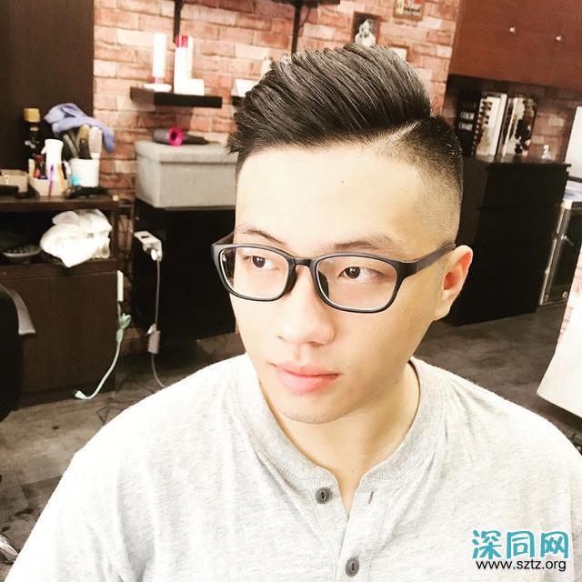 男人35岁后适合留“背头”发型,很多人都不敢剪,其实特别帅气 男人35岁后适合留“背头”发型,很多人都不敢剪,其实特别帅气