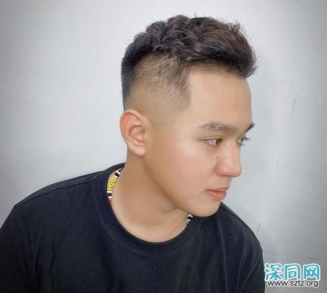 男人35岁后适合留“背头”发型,很多人都不敢剪,其实特别帅气 男人35岁后适合留“背头”发型,很多人都不敢剪,其实特别帅气