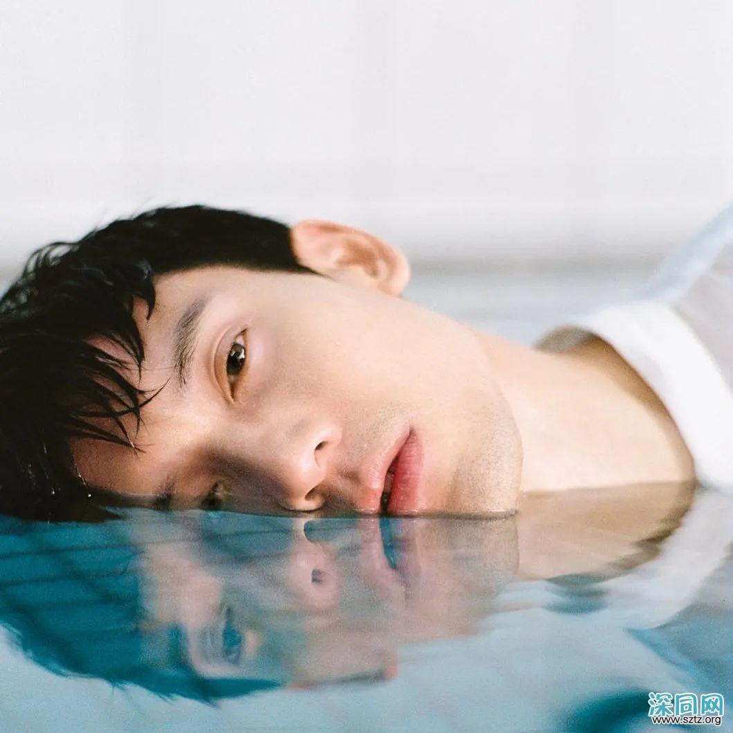 40岁香港男星关智斌推出写真集,他看起来还是那么青春 40岁香港男星关智斌推出写真集,他看起来还是那么青春