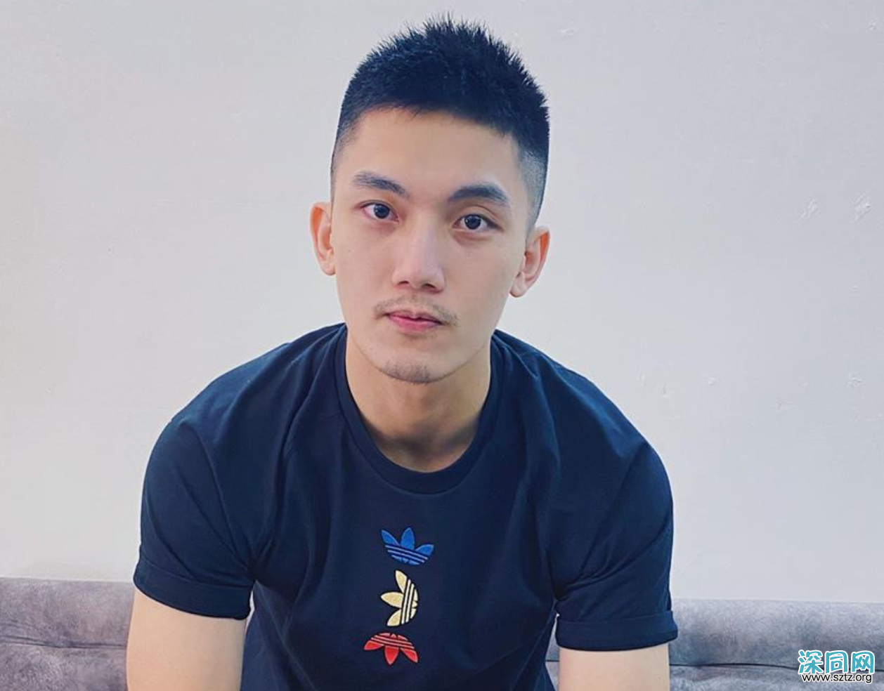 男生“两边剃短”发型干净利落,今秋4款潮流发型,帅气提升颜值 男生“两边剃短”发型干净利落,今秋4款潮流发型,帅气提升颜值