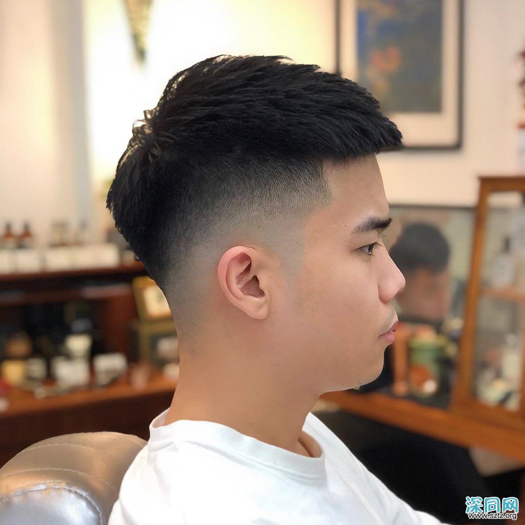 比欧豪的寸头发型更帅气!今秋男生流行“两边掏空”,潮流有个性 比欧豪的寸头发型更帅气!今秋男生流行“两边掏空”,潮流有个性
