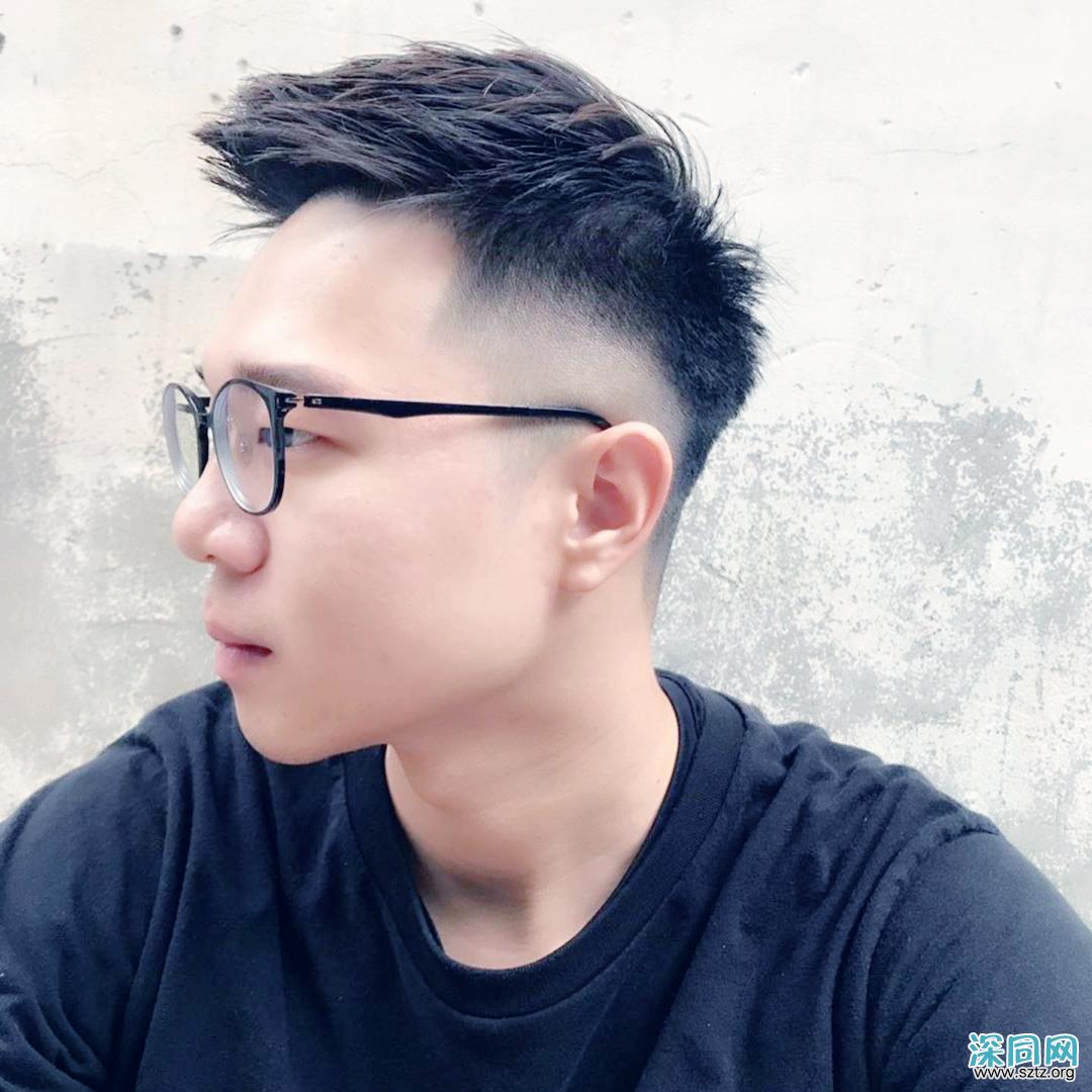 比欧豪的寸头发型更帅气!今秋男生流行“两边掏空”,潮流有个性 比欧豪的寸头发型更帅气!今秋男生流行“两边掏空”,潮流有个性