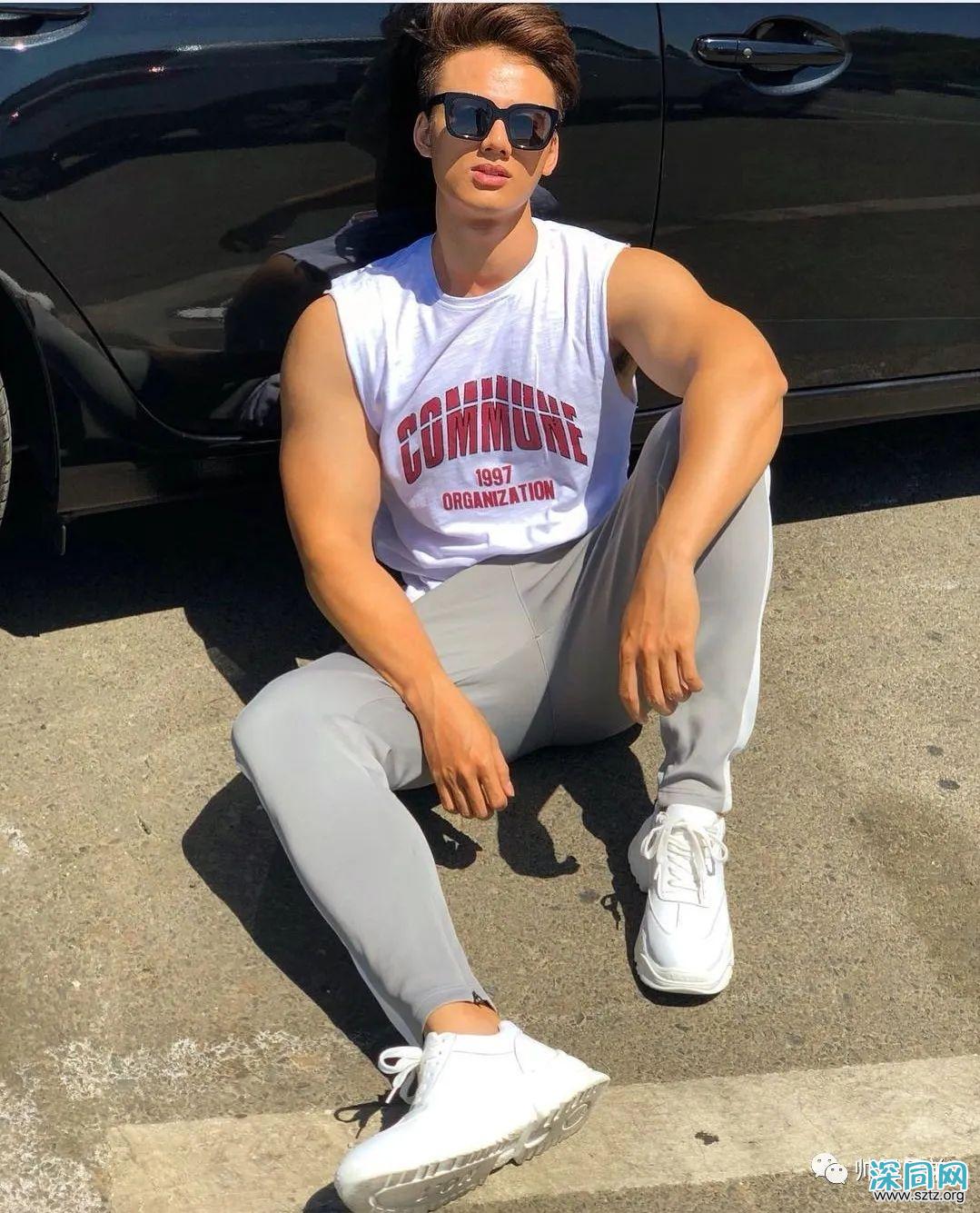 爱喝椰子的热带帅哥,阳光是他的肤色 爱喝椰子的热带帅哥,阳光是他的肤色