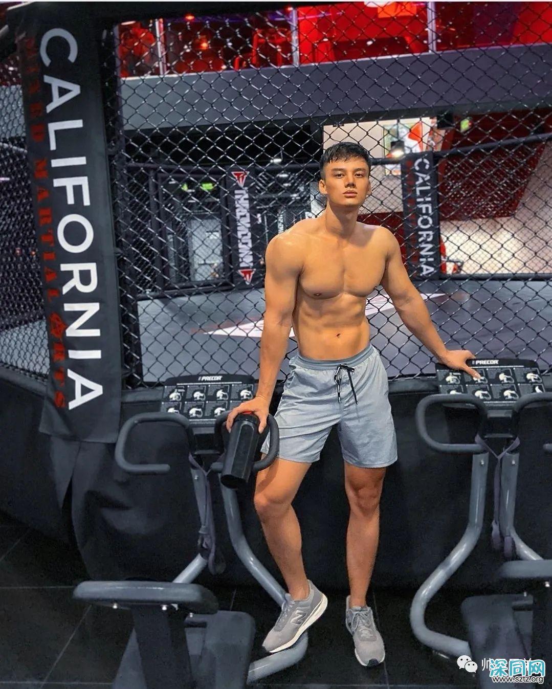 爱喝椰子的热带帅哥,阳光是他的肤色 爱喝椰子的热带帅哥,阳光是他的肤色