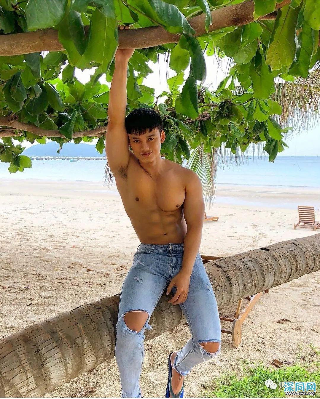 爱喝椰子的热带帅哥,阳光是他的肤色 爱喝椰子的热带帅哥,阳光是他的肤色