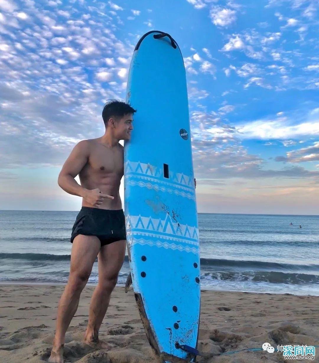 海上冲浪的腹肌帅哥,眼眸天空一样明亮 海上冲浪的腹肌帅哥,眼眸天空一样明亮