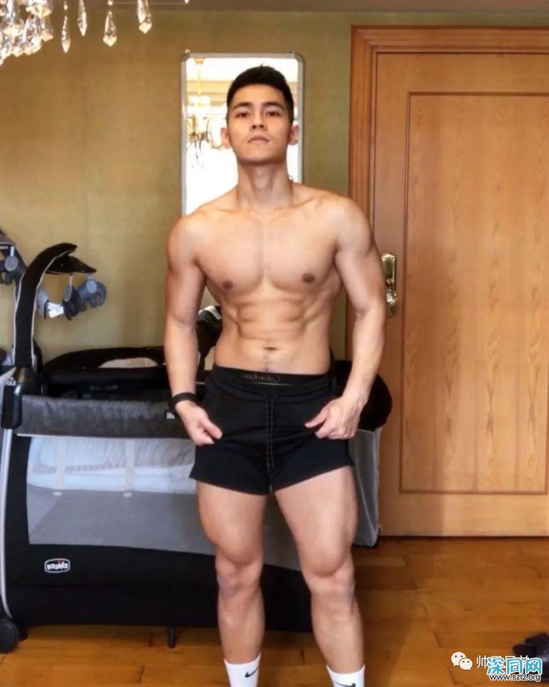 海上冲浪的腹肌帅哥,眼眸天空一样明亮 海上冲浪的腹肌帅哥,眼眸天空一样明亮