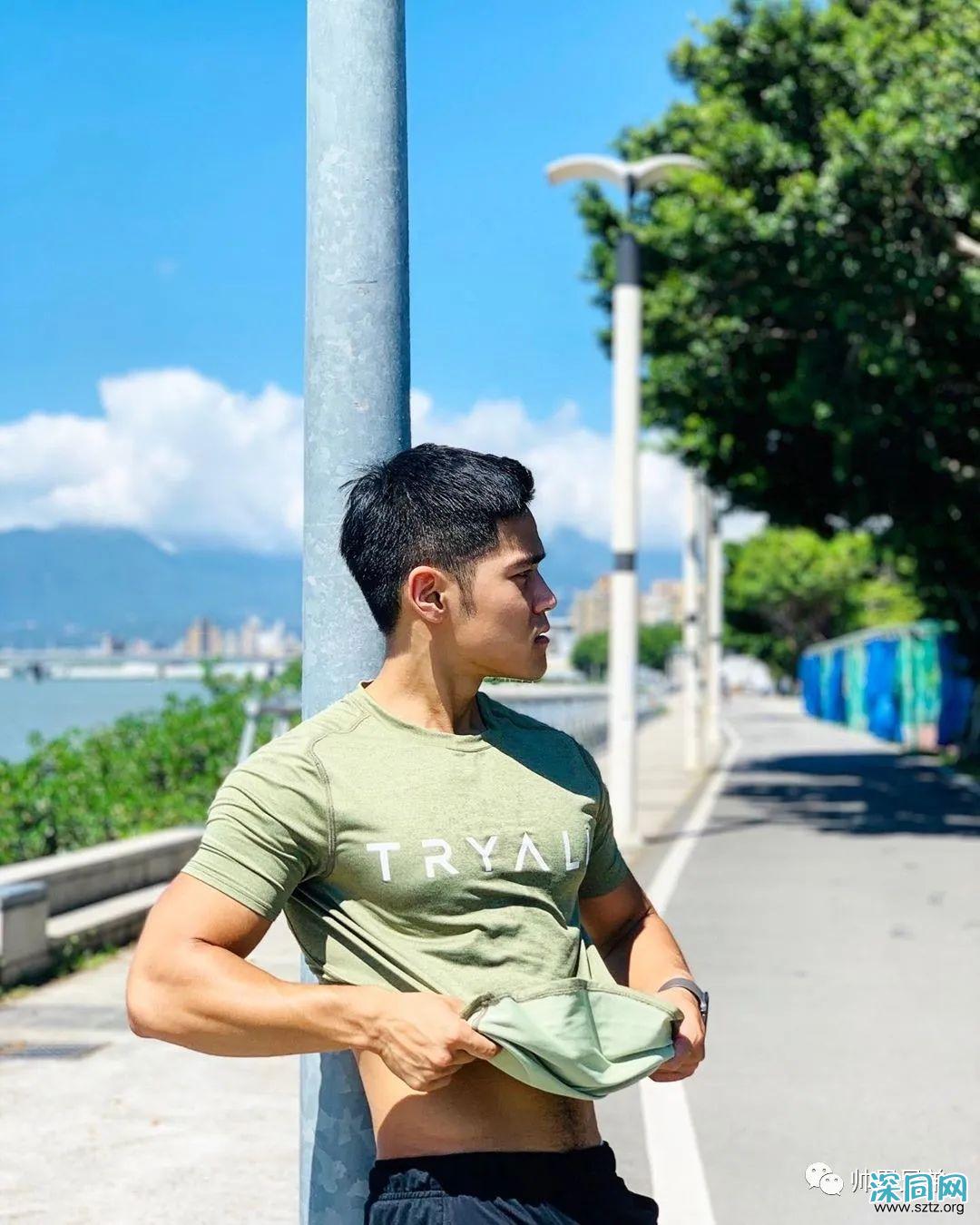 海上冲浪的腹肌帅哥,眼眸天空一样明亮 海上冲浪的腹肌帅哥,眼眸天空一样明亮