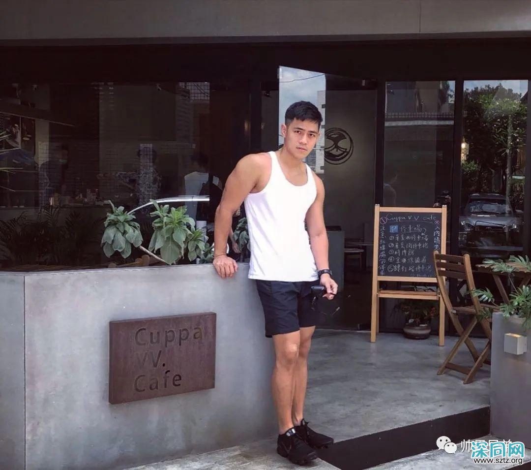 海上冲浪的腹肌帅哥,眼眸天空一样明亮 海上冲浪的腹肌帅哥,眼眸天空一样明亮