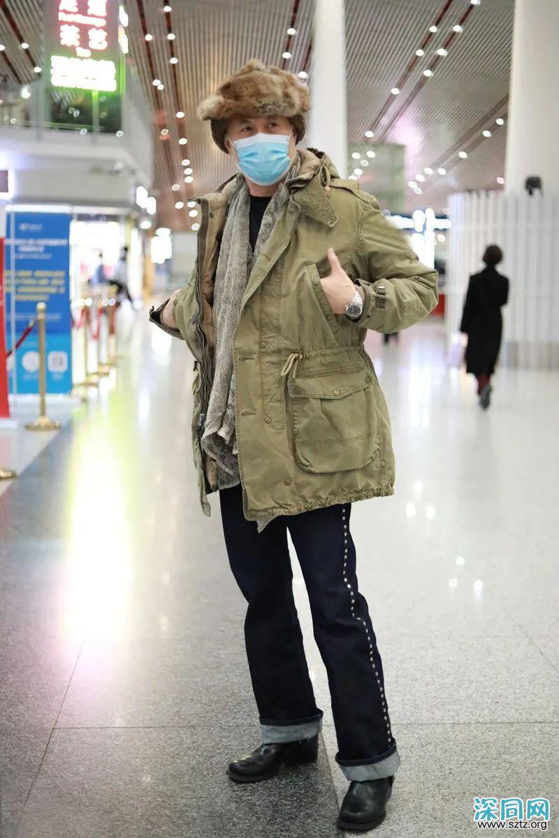 60岁徐锦江打造硬汉风,牛仔衬衫+皮靴够时髦 60岁徐锦江打造硬汉风,牛仔衬衫+皮靴够时髦