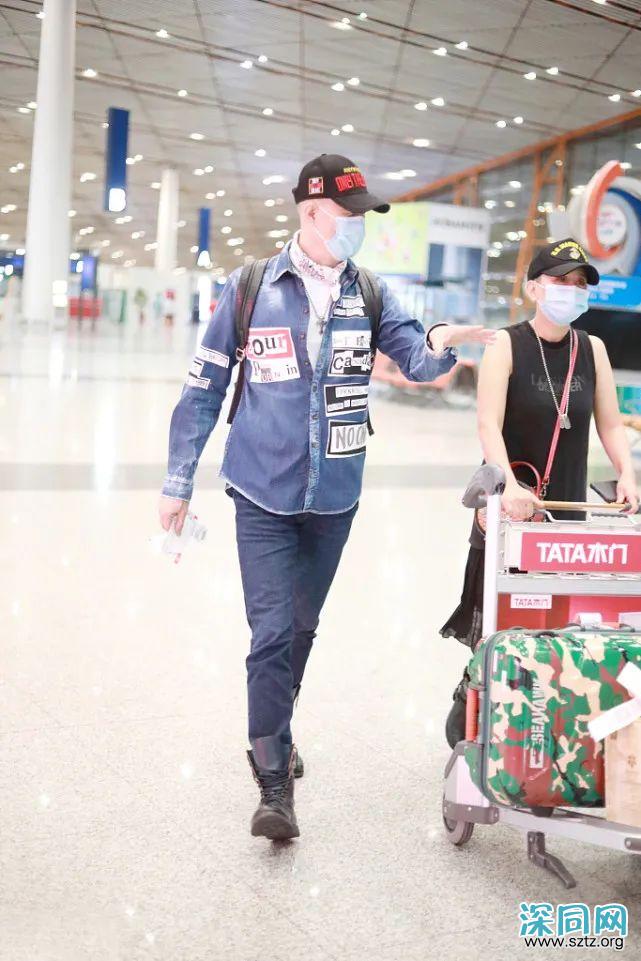 60岁徐锦江打造硬汉风,牛仔衬衫+皮靴够时髦 60岁徐锦江打造硬汉风,牛仔衬衫+皮靴够时髦