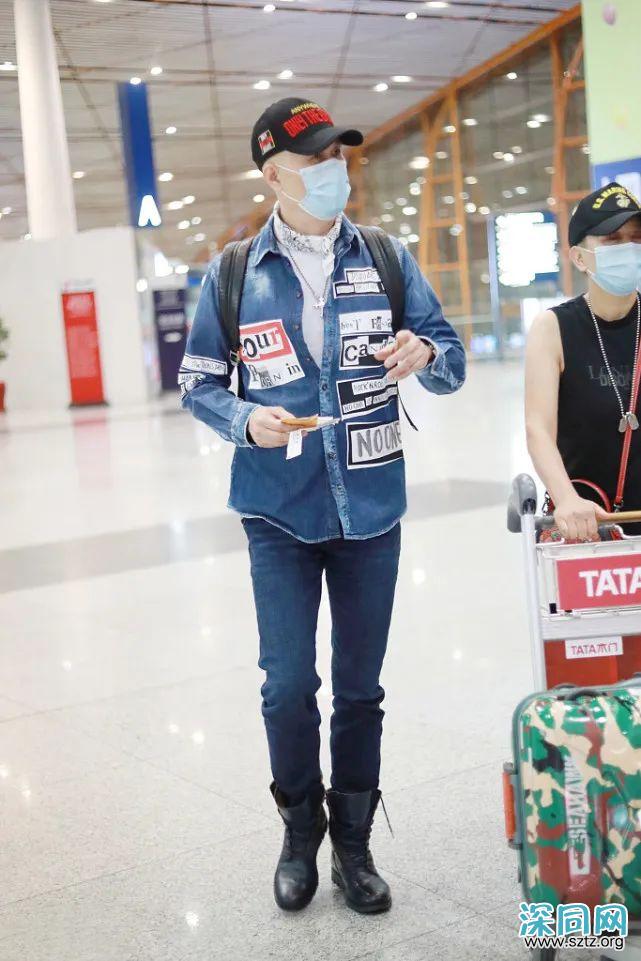 60岁徐锦江打造硬汉风,牛仔衬衫+皮靴够时髦 60岁徐锦江打造硬汉风,牛仔衬衫+皮靴够时髦