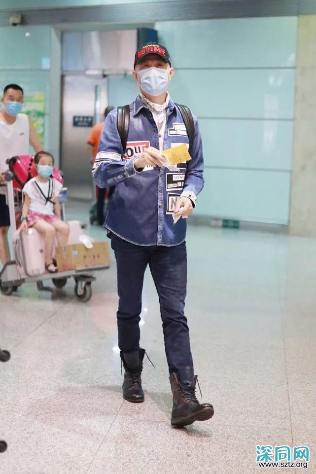 60岁徐锦江打造硬汉风,牛仔衬衫+皮靴够时髦 60岁徐锦江打造硬汉风,牛仔衬衫+皮靴够时髦