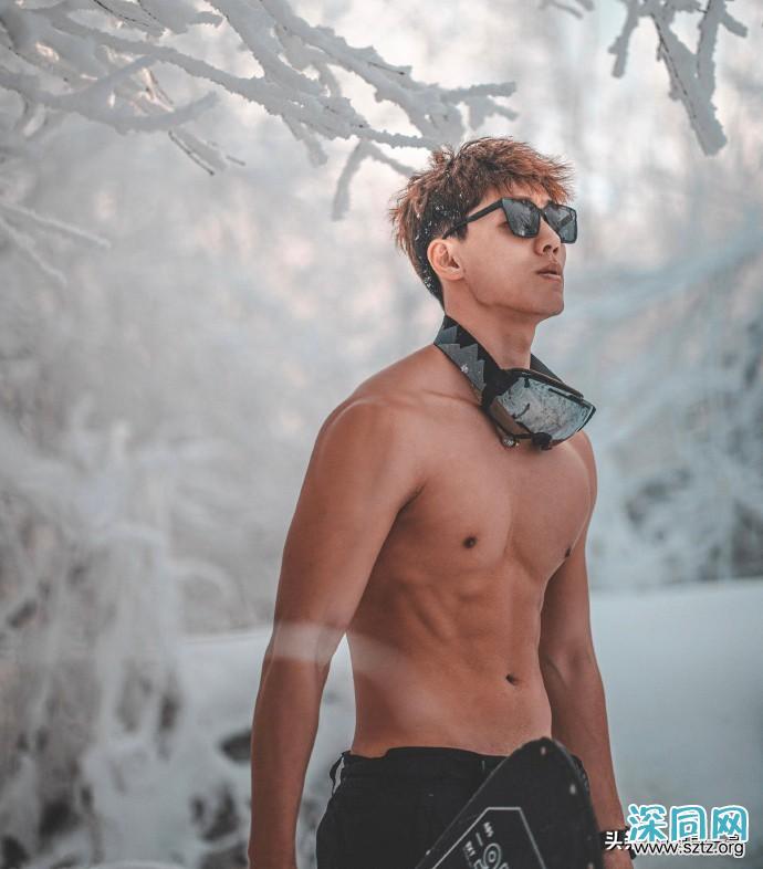 体育生追求冰雪氛围感,雾凇林里脱掉上衣拍肌肉大片 体育生追求冰雪氛围感,雾凇林里脱掉上衣拍肌肉大片