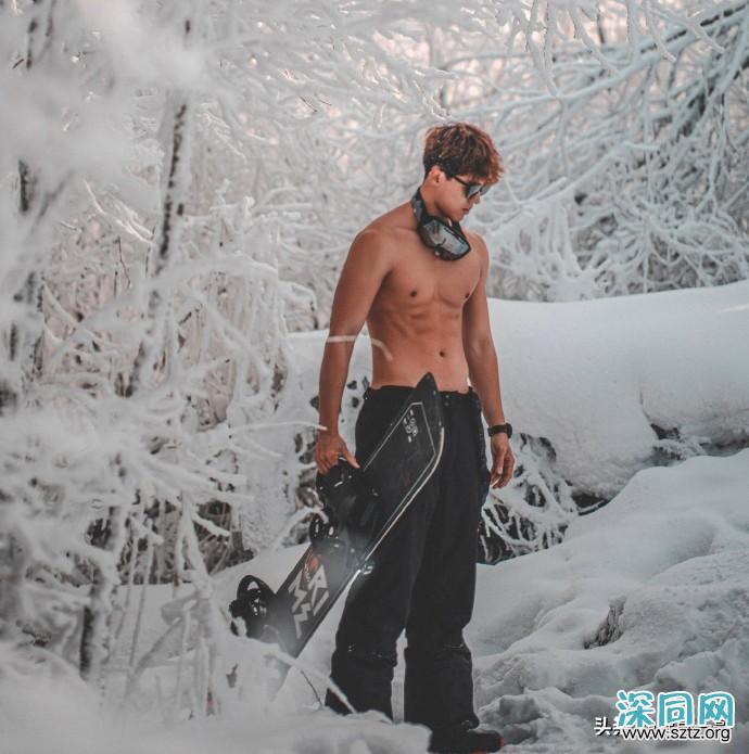 体育生追求冰雪氛围感,雾凇林里脱掉上衣拍肌肉大片 体育生追求冰雪氛围感,雾凇林里脱掉上衣拍肌肉大片