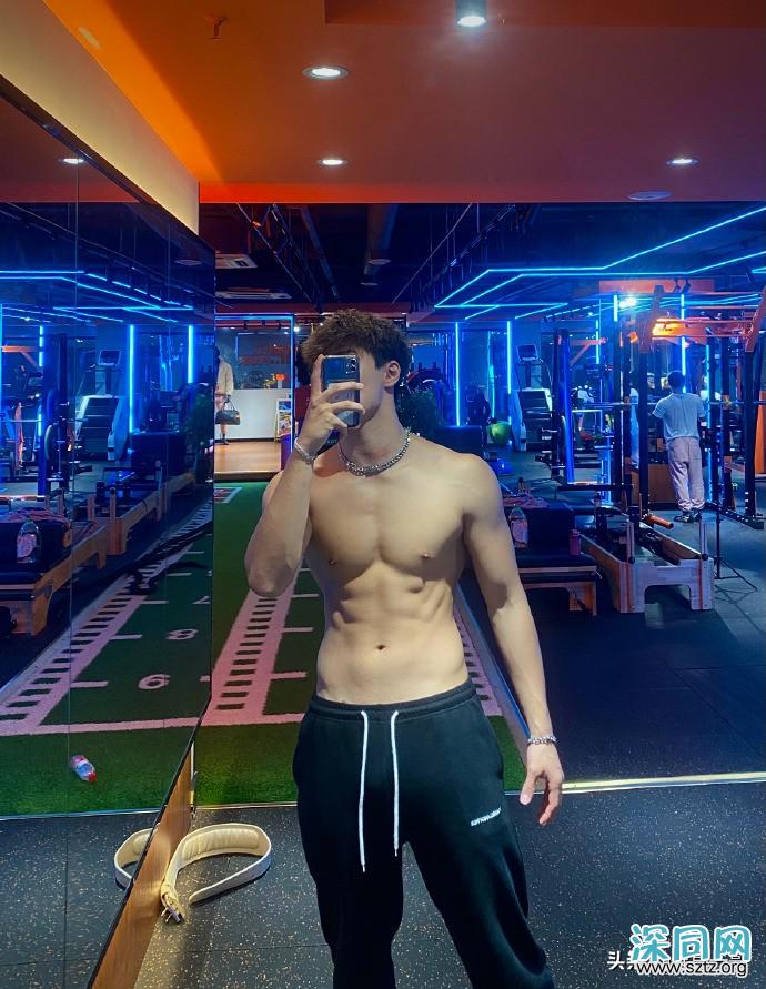 体育生追求冰雪氛围感,雾凇林里脱掉上衣拍肌肉大片 体育生追求冰雪氛围感,雾凇林里脱掉上衣拍肌肉大片