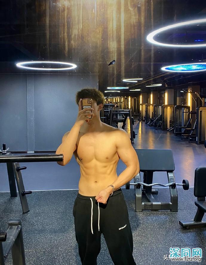 体育生追求冰雪氛围感,雾凇林里脱掉上衣拍肌肉大片 体育生追求冰雪氛围感,雾凇林里脱掉上衣拍肌肉大片