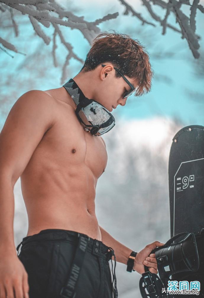 体育生追求冰雪氛围感,雾凇林里脱掉上衣拍肌肉大片 体育生追求冰雪氛围感,雾凇林里脱掉上衣拍肌肉大片