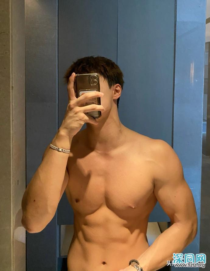 体育生追求冰雪氛围感,雾凇林里脱掉上衣拍肌肉大片 体育生追求冰雪氛围感,雾凇林里脱掉上衣拍肌肉大片