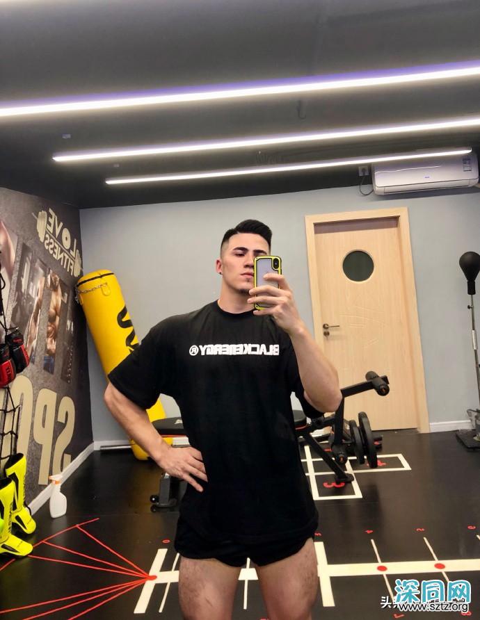 满身肌肉的新疆大男孩,前凸后翘,帅气逼人 满身肌肉的新疆大男孩,前凸后翘,帅气逼人