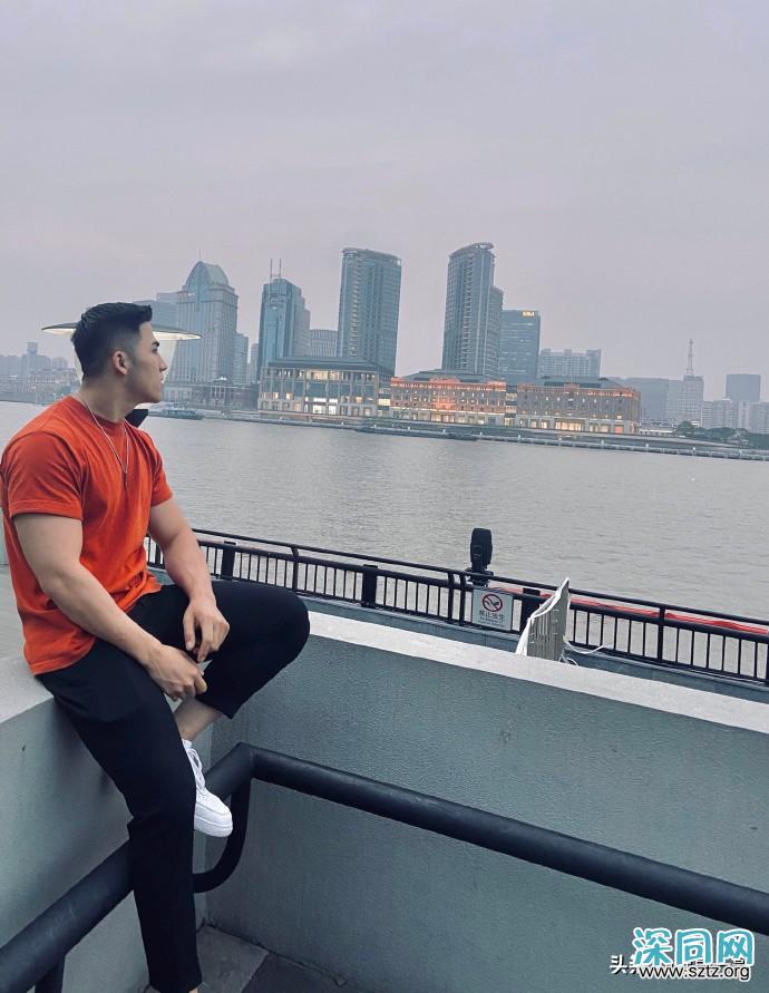 满身肌肉的新疆大男孩,前凸后翘,帅气逼人 满身肌肉的新疆大男孩,前凸后翘,帅气逼人