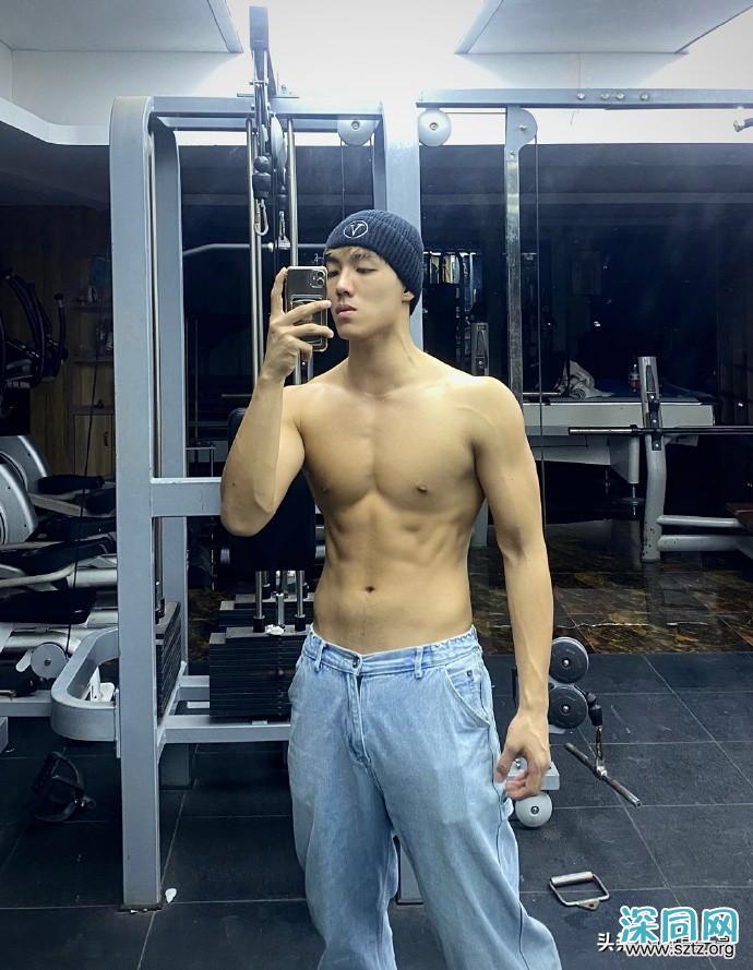 体育生追求冰雪氛围感,雾凇林里脱掉上衣拍肌肉大片 体育生追求冰雪氛围感,雾凇林里脱掉上衣拍肌肉大片