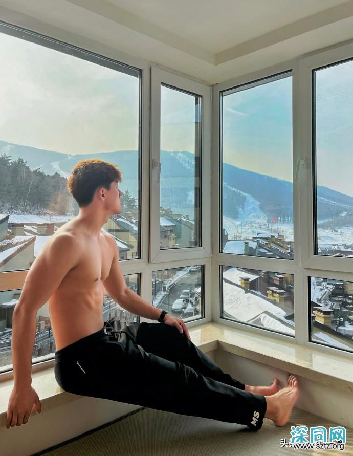 体育生追求冰雪氛围感,雾凇林里脱掉上衣拍肌肉大片 体育生追求冰雪氛围感,雾凇林里脱掉上衣拍肌肉大片