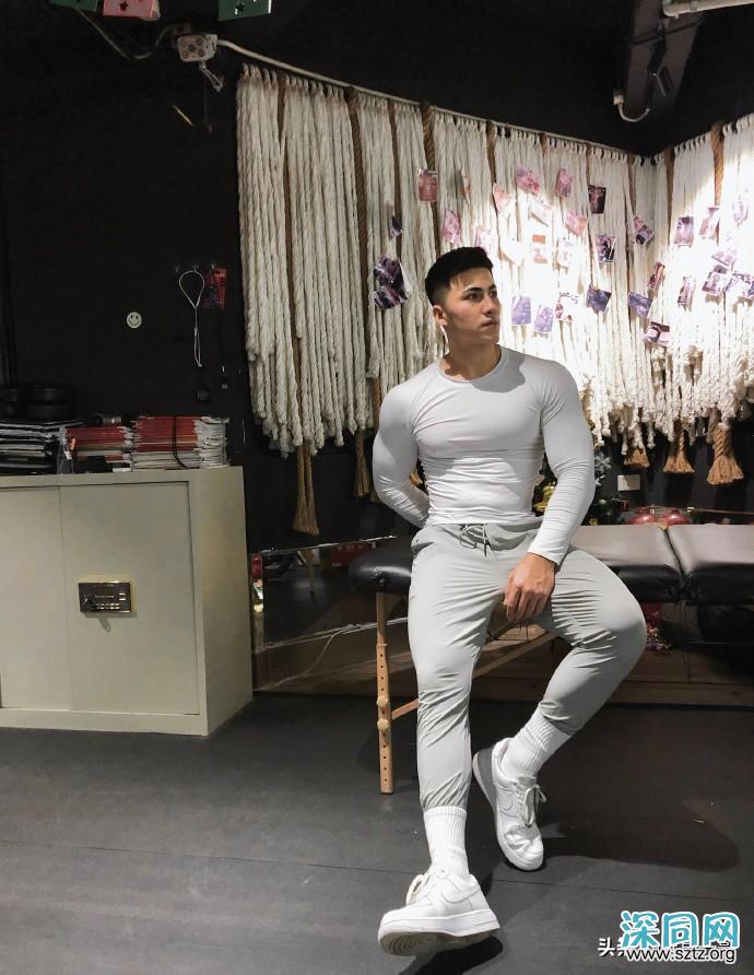 满身肌肉的新疆大男孩,前凸后翘,帅气逼人 满身肌肉的新疆大男孩,前凸后翘,帅气逼人