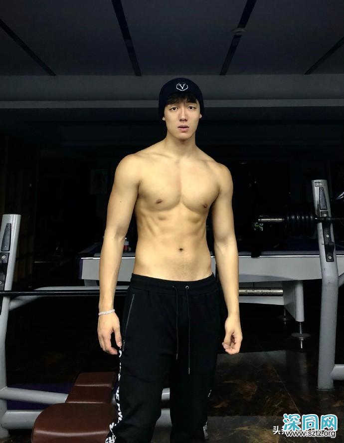 体育生追求冰雪氛围感,雾凇林里脱掉上衣拍肌肉大片 体育生追求冰雪氛围感,雾凇林里脱掉上衣拍肌肉大片