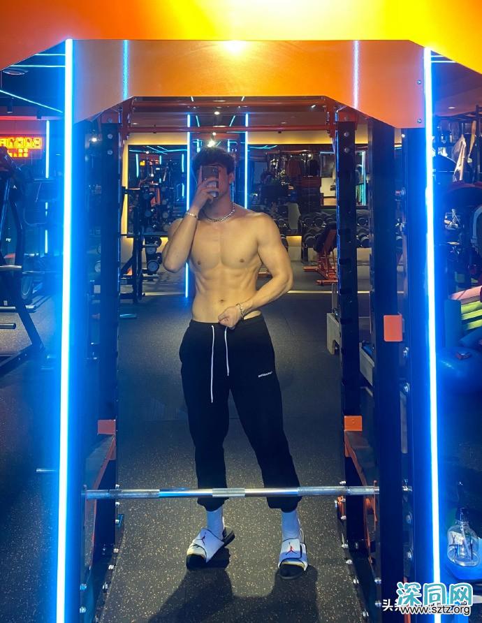 体育生追求冰雪氛围感,雾凇林里脱掉上衣拍肌肉大片 体育生追求冰雪氛围感,雾凇林里脱掉上衣拍肌肉大片