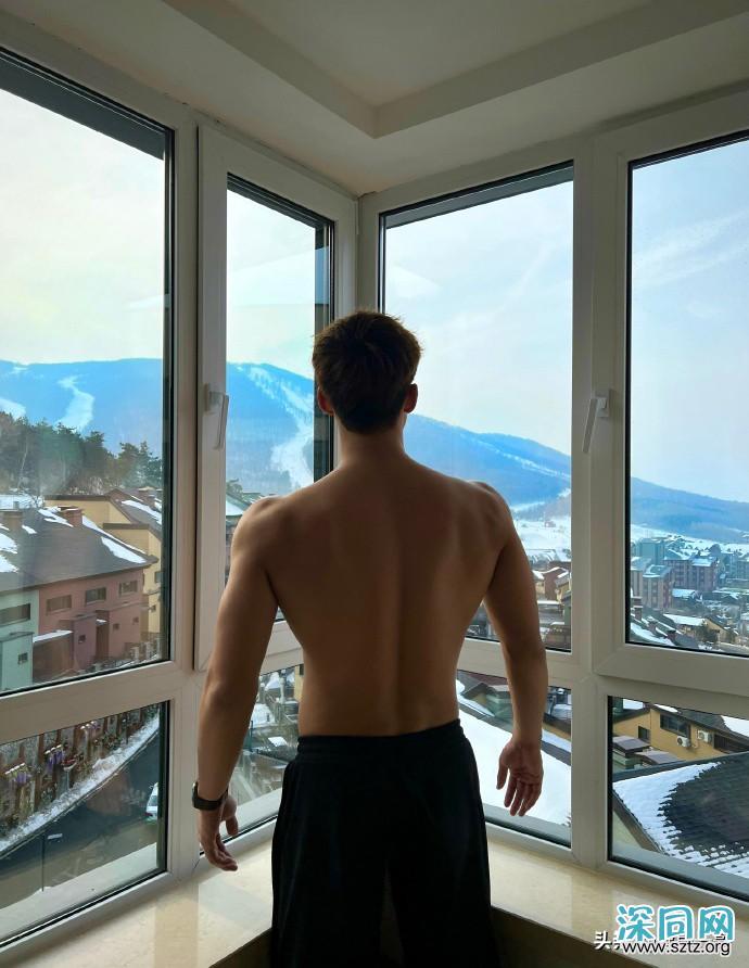 体育生追求冰雪氛围感,雾凇林里脱掉上衣拍肌肉大片 体育生追求冰雪氛围感,雾凇林里脱掉上衣拍肌肉大片