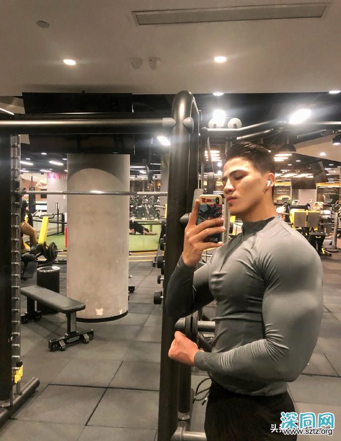 满身肌肉的新疆大男孩,前凸后翘,帅气逼人 满身肌肉的新疆大男孩,前凸后翘,帅气逼人