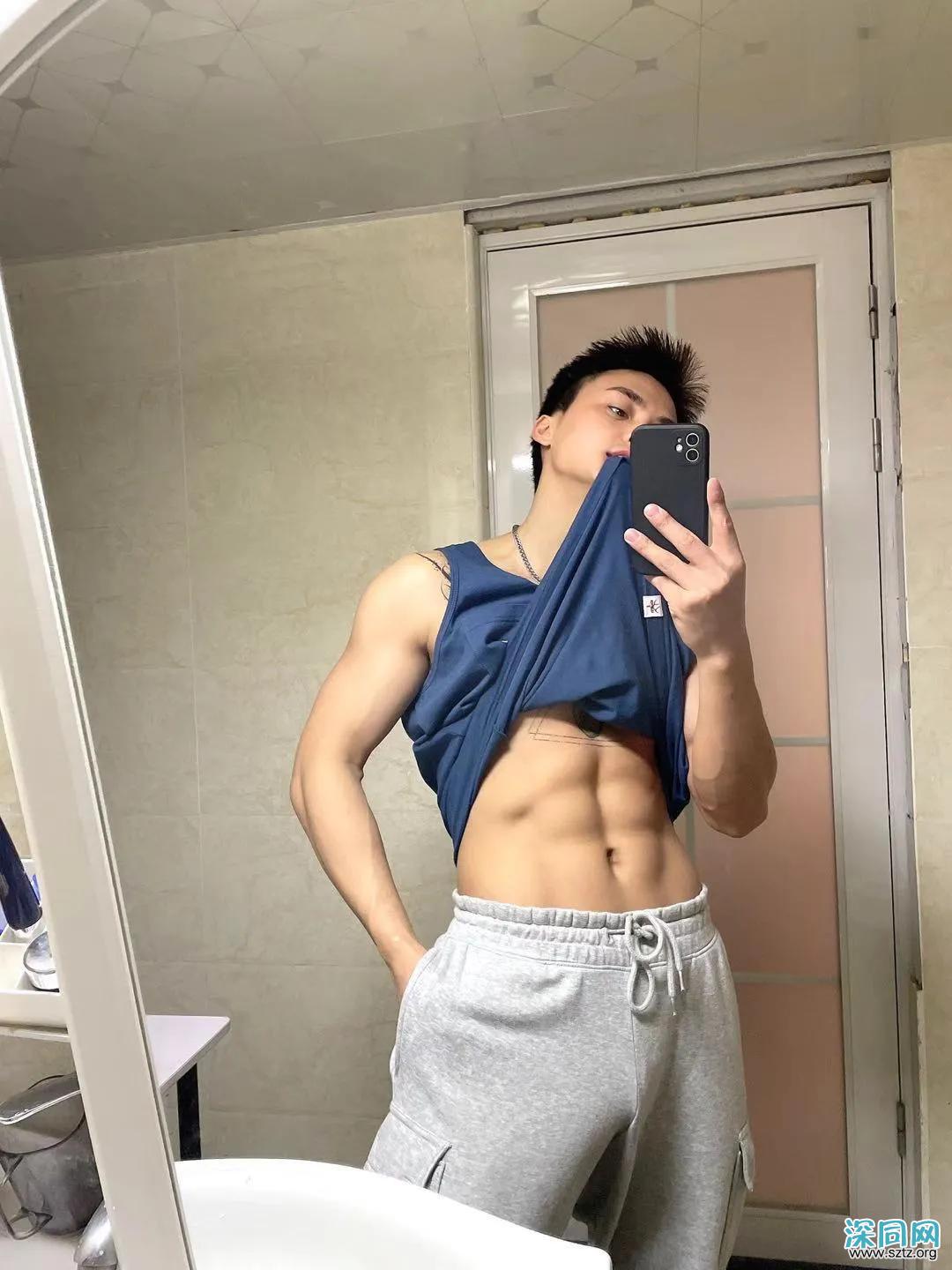 身材火辣性感还有点纹身的男生你会喜欢嘛? 身材火辣性感还有点纹身的男生你会喜欢嘛?