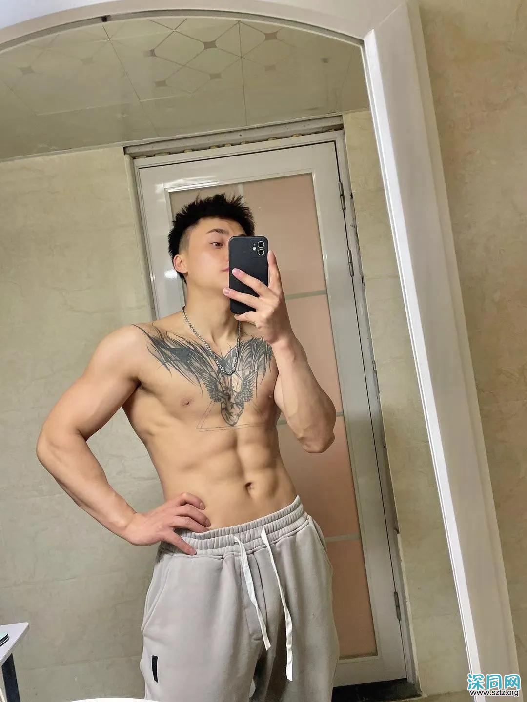 身材火辣性感还有点纹身的男生你会喜欢嘛? 身材火辣性感还有点纹身的男生你会喜欢嘛?