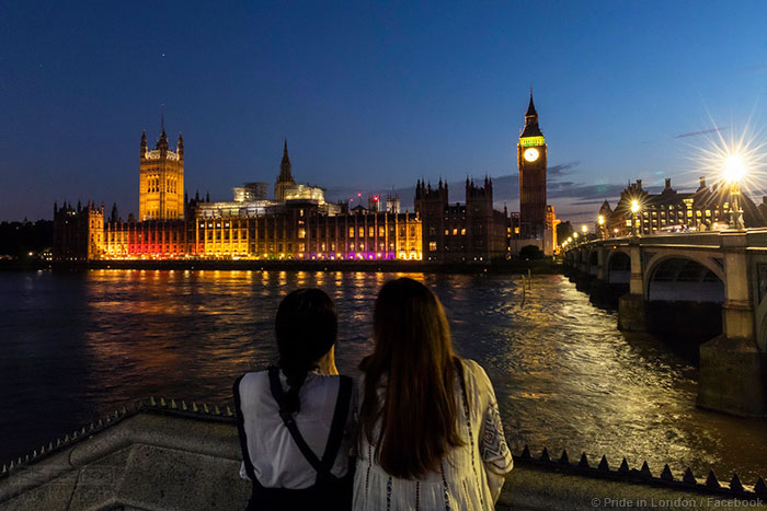 英国议会大厦首次亮起彩虹灯，迎接伦敦同志巡游