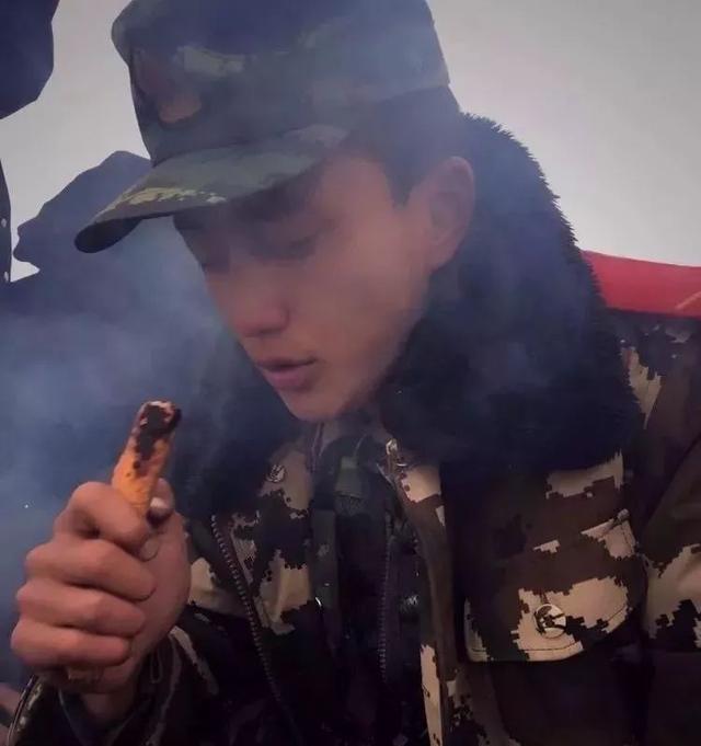 好阳光的退伍兵哥哥，性感帅气你喜欢吗