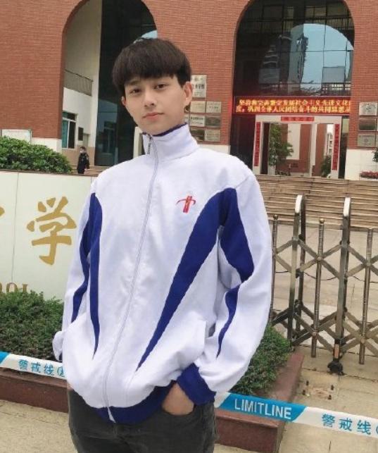 广州95后数学老师走红！这明明是男团出道的颜值啊